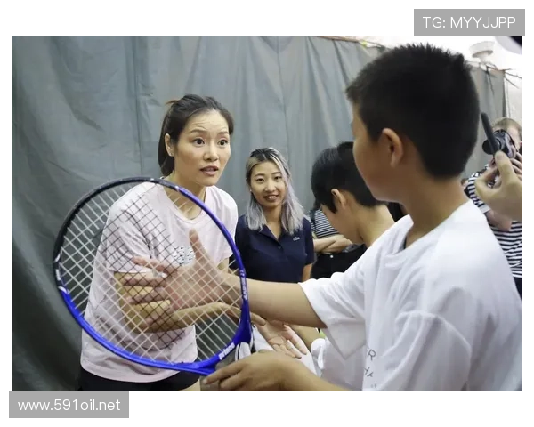 李娜那双手不知道抹了多少汗，教练都看傻了这自律模式太魔幻了吧