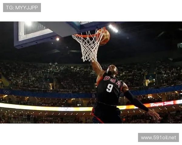 科比家里那个篮球架得多豪华啊，普通人别说练了，连站都站不上去吧？